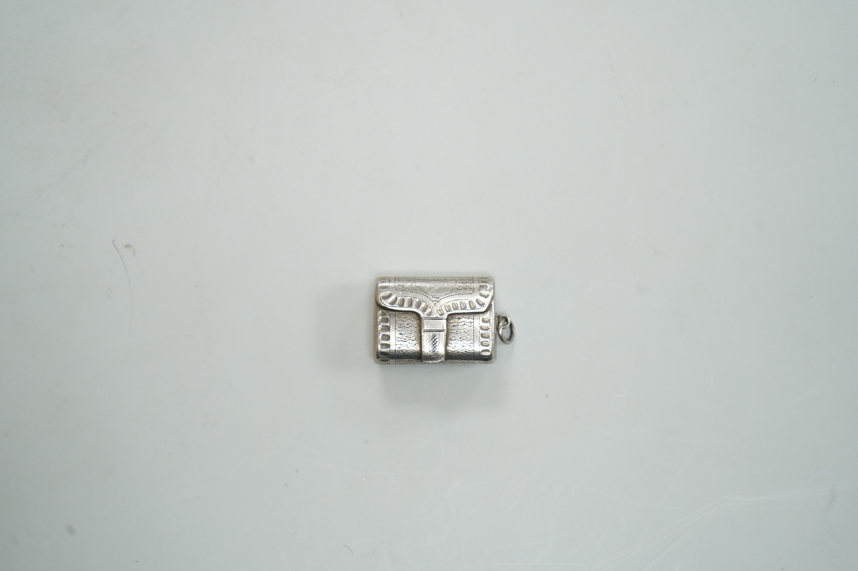 A late George III silver vinaigrette, modelled as a satchel, with pierced grille and sponge, John Shaw, Birmingham, 1818, 25mm.
